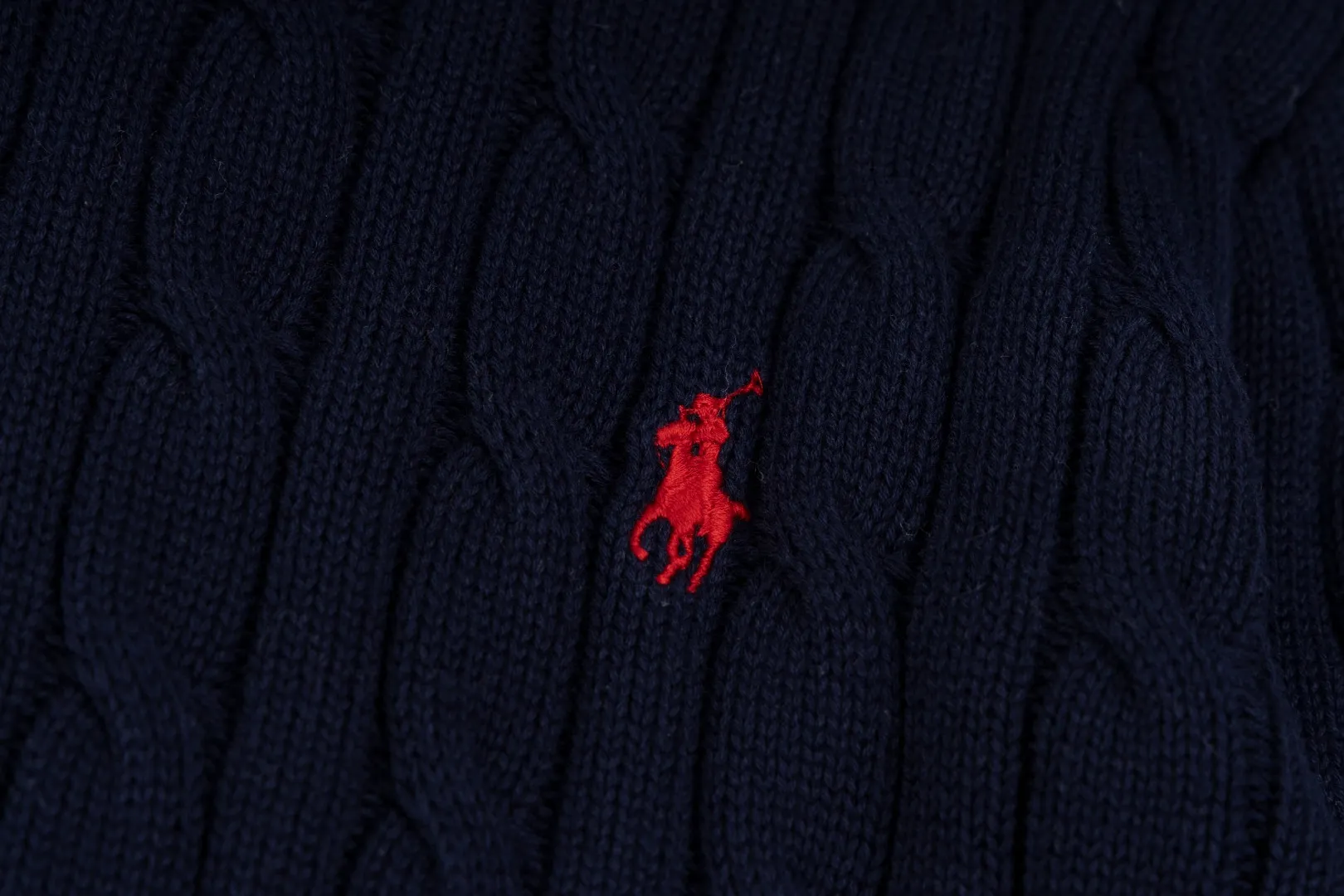 P236 #R84 RALPH LAUREN Six-color classic hooded twist pullover sweater with high-density LOGO embroidery on the chest and original custom-made tag accessories. Made of pure cotton yarn, pure cotton is skin-friendly and comfortable, small label war horse embroidered twist hooded sweater 🐎 high quality, follow the blogger to learn how to wear it! Let’s buy a Ralph Lauren cable sweater. It’s a super hard-to-find series after it became popular. It’s hard to find one on the official website. It’s simple and practical to wear, with a lazy and loose feel. The thickened fabric has more texture, feels soft and delicate, and has a loose fit. Whether worn alone or layered, you can wear different styles of fashion with just one piece!   Size: S M L